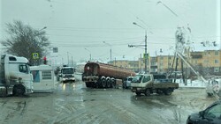 Бензовоз на гололеде занесло в дорожное ограждение в Южно-Сахалинске