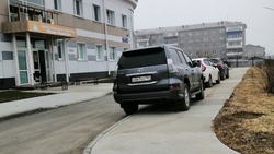 «Если автомобили мешают, значит их не будет»: у амбулатории Троицкого возникла проблема с парковкой