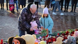 На Сахалине почтили память погибших во время теракта в «Крокус Сити Холле»: скорбные кадры