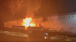 Пожар охватил строительный вагончик в Южно-Сахалинске вечером 1 января
