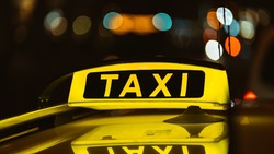 Таксист в Тымовском перевел себе деньги с телефона пассажира 