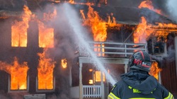 Пожарные потушили бытовое помещение на стройплощадке в Южно-Сахалинске утром 2 ноября