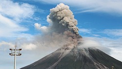  На вулкане Эбеко на Курилах произошел пепловый выброс на высоту 2,5 км