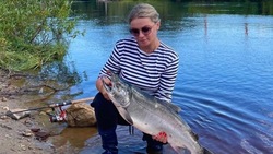 Огромного лосося поймала сахалинка в Ногликском районе