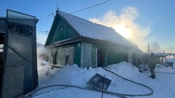 Жилой дом потушили 11 сотрудников МЧС в Южно-Сахалинске 3 января