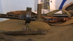 Гильзы, военная форма и оружие времен ВОВ представлены на выставке в Южно-Сахалинске