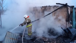 Пожарные потушили деревянный сарай в Холмске днем 22 октября 