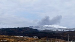 Вулкан Эбеко на Курилах выбросил столб пепла на высоту 2,5 км утром 12 декабря 
