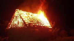 Два нежилых дома загорелись на Сахалине 