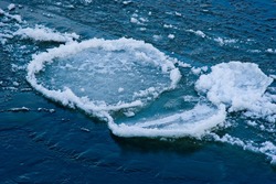 Девочка-подросток оказалась на льдине посреди реки на Сахалине