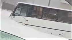 Пассажирский автобус вылетел в кювет на юге Сахалина