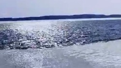 Рыбаки уплыли на льдине в открытое море в Корсаковском районе