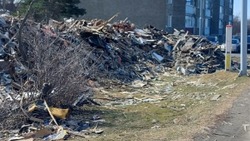 Строительный мусор на улице Карьерной в Южно-Сахалинске уберут спустя три месяца