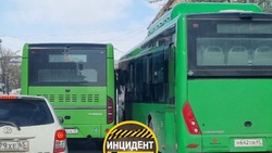 Два пассажирских автобуса столкнулись в Южно-Сахалинске 
