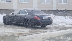 Московский Mercedes и таксист топчут лужайку около новостройки в Южно-Сахалинске