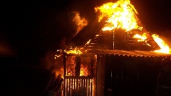 Более 10 человек тушили чердак жилого дома в одном из СНТ Южно-Сахалинска