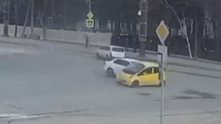 Белый седан лишился бампера после ДТП в районе площади Славы в Южно-Сахалинске