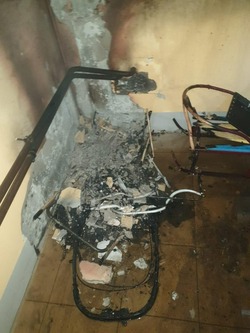 Пожарные потушили горящую детскую коляску в одном из домов Поронайска