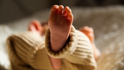 Раздетая и в коробке: новорожденную девочку нашли на обочине дороги в Сибири