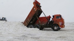 Тонны снега: снежные полигоны на Сахалине после циклона работают в «экстремальных условиях»