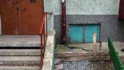 Мусор и сломанный подъезд после прокладки кабеля возмутили жителей Южно-Сахалинска