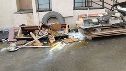 «По улице течет вонючая жижа»: уборка подвалов в Холмске привела к захламлению двора