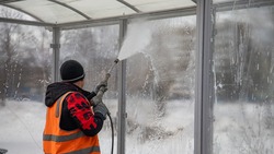 Рабочие приступили к мойке остановок после зимы в Южно-Сахалинске