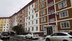 Новые окна установили в подъездах двух домов Южно-Сахалинска по поручению губернатора