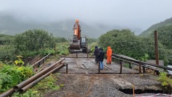 Разрушенный стихией мост в Северо-Курильске показал мэр города
