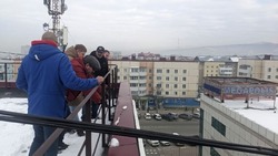 Ремонт протекавшей крыши в доме на улице Есенина завершили в Южно-Сахалинске