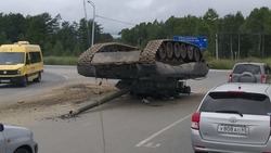 Военные уронили танк на дорогу на окраине Южно-Сахалинска