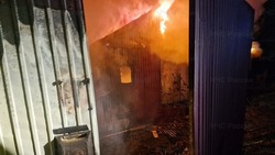 Частный дом на улице 2-ой Центральной в Южно-Сахалинске потушили ночью 1 ноября