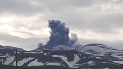 Вулкан Эбеко выбросил пепел второй раз за день