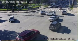  Две иномарки столкнулись на загруженном перекрестке в Южно-Сахалинске утром 20 июня