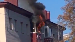 Рядом с площадью в Корсакове загорелся балкон многоквартирного дома