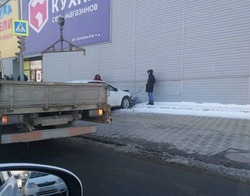 Водитель автомобиля въехал в стену магазина в Южно-Сахалинске