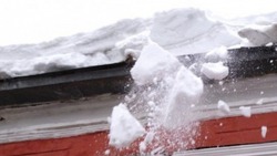 Управляющую компанию обвинили в падении снега с крыши на пенсионерку в Поронайске