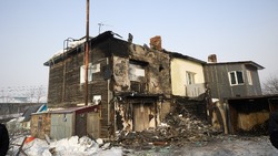 В Южно-Сахалинске приступили к ремонту крыши пострадавшего в пожаре дома