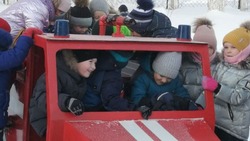 Пожарные из Тымовского подарили детям красную машину