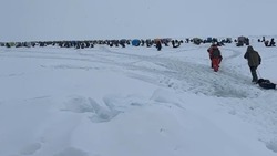 Рыбалка на опасном участке льда вызвала ажиотаж у жителей Сахалина