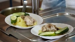 «Вкусно и разнообразно»: питание для учеников оценили в СОШ № 2 Томари