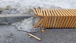 «Будем заново все создавать»: неизвестные разгромили скамейку в Южно-Сахалинске