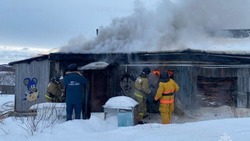 Частный дом загорелся на севере Сахалина днем 26 января