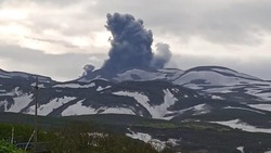  МЧС зафиксировало извержение вулкана Эбеко на высоту до 2 км на Курилах 27 ноября