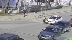 Ребенок едва не попал под колеса автомобиля, перебегая дорогу на «красный» в Южно-Сахалинске