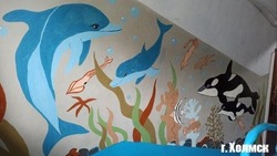 Жители Холмска украсили свой подъезд рисунками на морскую тематику