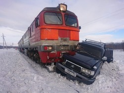 На Сахалине поезд протаранил легковушку 