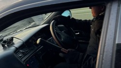 Водитель с битой за рулем чуть не устроил серьезное ДТП в Южно-Сахалинске (ВИДЕО)