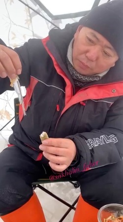 «Начинаем массажировать»: рыбак с Сахалина показал мастер-класс по поеданию корюшки