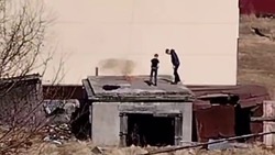 Подростки подожгли крышу заброшенной постройки в Поронайске 
